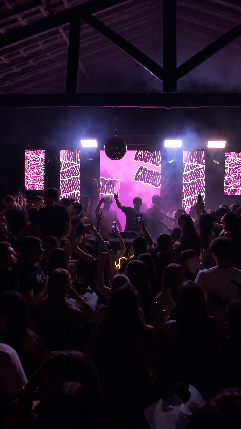 Plateia com DJ CARI tocando ao fundo